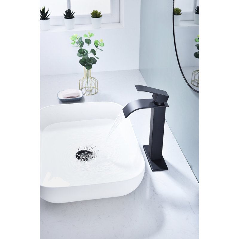 Robinet de lavabo de salle de bain avec bec cascade et poignée simple, finition noir mat, acier inoxydable manufacturé pour un bec de baignoire moderne, poignée de fonctionnement - débit d'eau, fabriqué