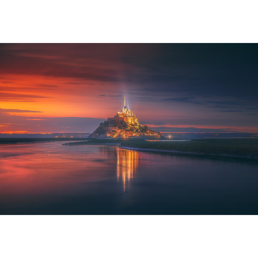 Le Mont Saint Michel bei Sonnenuntergang in der Normandie, Frankreich von Serts - Druck auf Leinwand ohne Rahmen