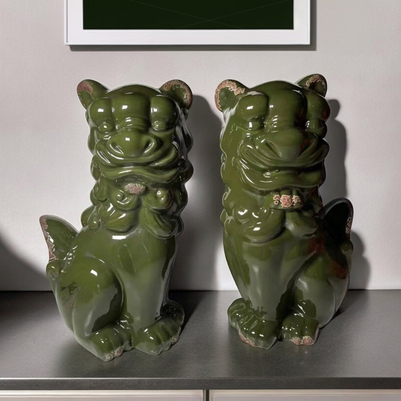 Ensemble de deux sculptures de chien en céramique verte