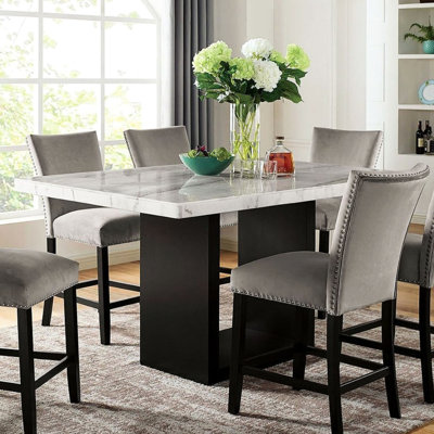 Ensemble de salle à manger 7 pièces à hauteur de comptoir avec plateau en marbre véritable et 6 chaises hautes en flanelle rembourrée, convenant à une atmosphère clémente rectangulaire avec garniture cloutée blanche ou grise