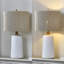 Amarchand 24 po. Céramique blanche à intensité variable pour chambre à coucher / salon / table de chevet / table de chevet simple avec abat-jour empire en rotin