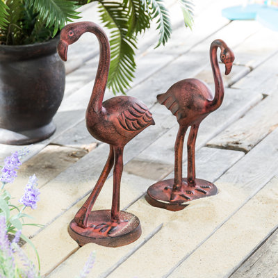 Statue de flamant rose vieilli