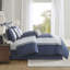Ensemble d'édredon élégant bleu marine avec détails brodés