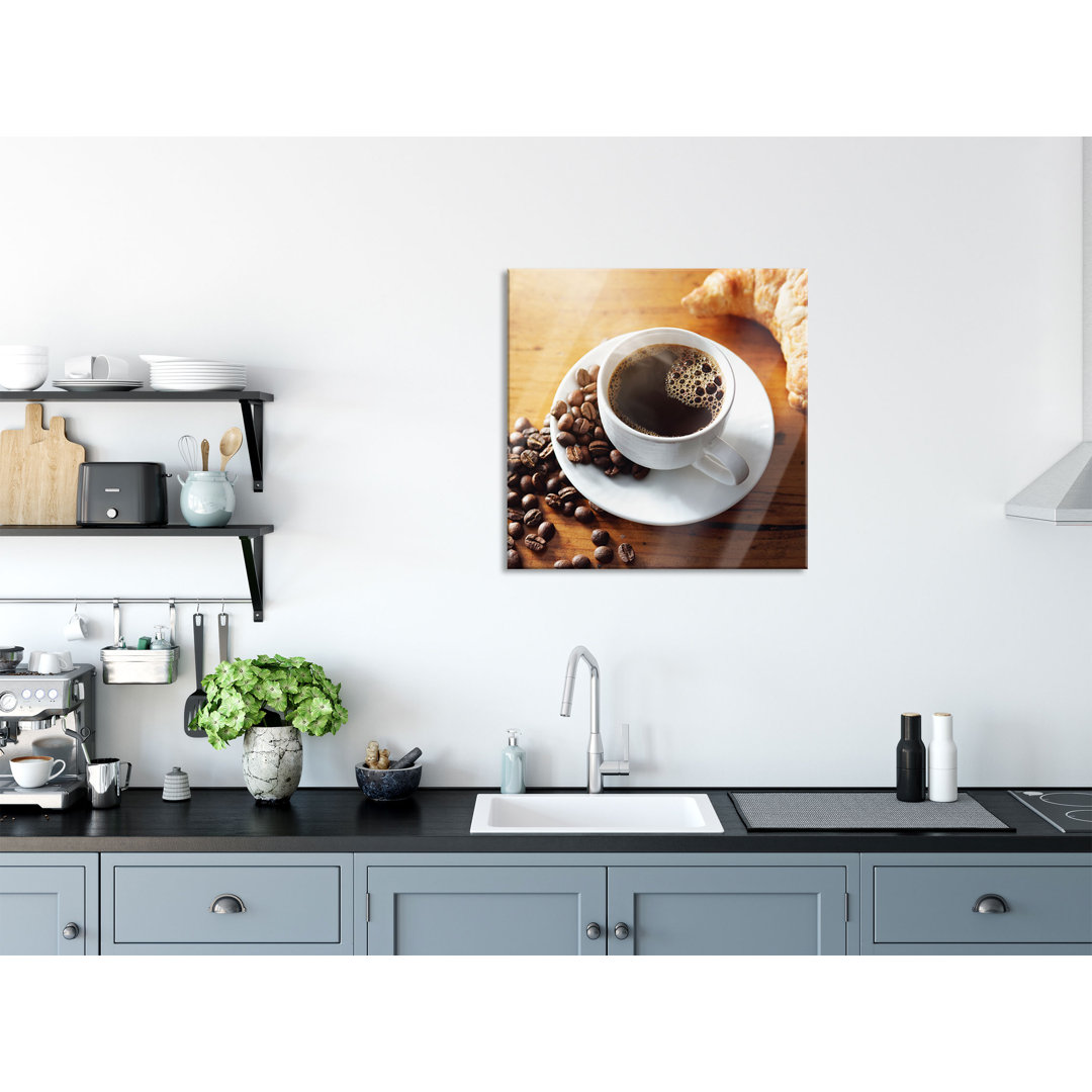 Ungerahmtes Foto auf Glas "Tasse Kaffee mit Bohnen und Croissant"