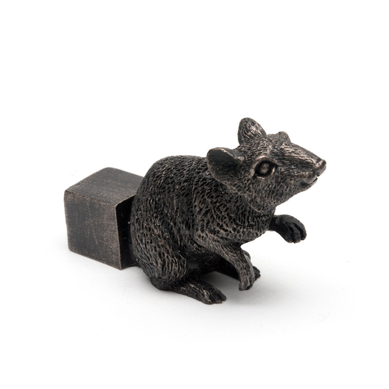 Souris pieds de jardinière couleur bronze dans une boîte cadeau