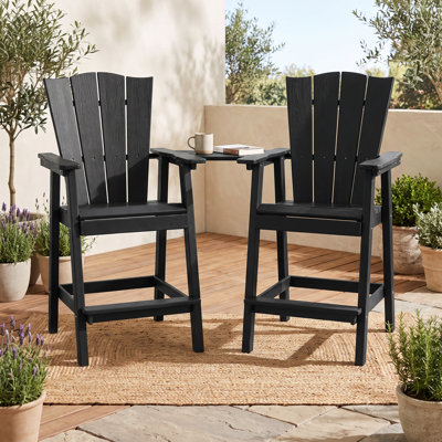 Ensemble de 2 chaises hautes Adirondack, en PEHD, avec dossier haut, double tablette de connexion et trou pour parasol, résistantes aux intempéries, pour terrasse, balcon ou jardin, noires.