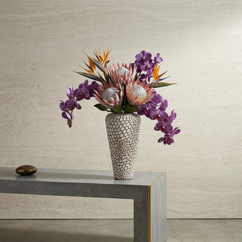 Vase en grès texturé moderne Krickeline avec surface bullée et silhouette effilée pour un décor contemporain