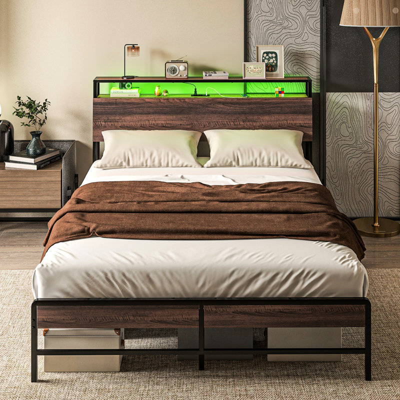 Grand lit plateforme, tête de lit avec lumières à DEL et rangement pratique pour la station de charge, 3 tablettes, assemblage facile en acier, tête de lit en noyer, fonctionnalité du cadre, construction, à construire,