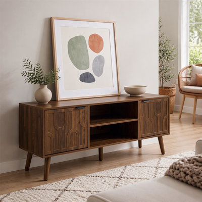 Meuble télé de 47,3 pouces de style médiéval moderne en noyer avec un trombone, avec rangement et adaptable à différents formats et espaces de télévision.