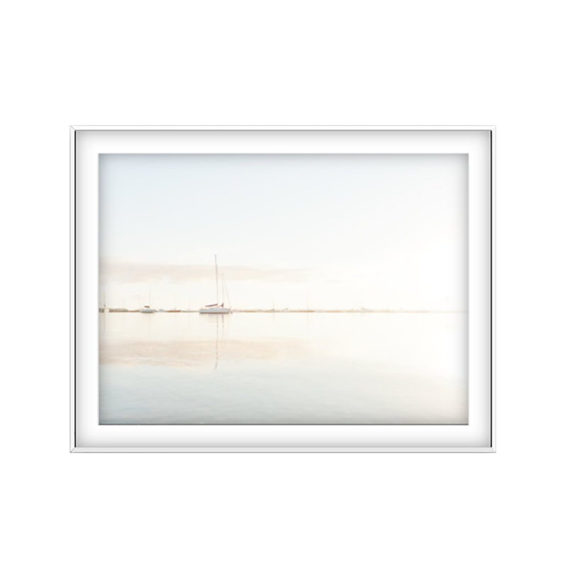 «6 Am» par Francis Augustine - reproduction de photo, H 32 po x l 48 po x P 0,8 po, Blanc, Papier avec cadre blanc