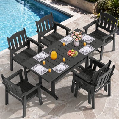 Ensemble de salle à manger d'extérieur 7 pièces en PEHD avec chaises empilables, table rectangulaire 6 places avec trou pour parasol, mobilier résistant aux intempéries pour terrasse et jardin.