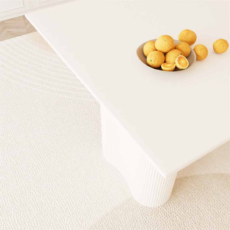 Table de salle à manger élégante en panneau de fibres à densité moyenne crème avec chaises en polyuréthane vert, pieds en métal noir, idéale pour les intérieurs modernes et traditionnels