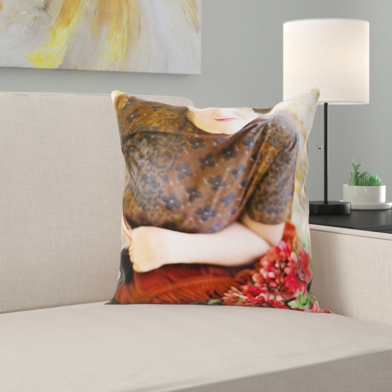 Coussin jeune femme