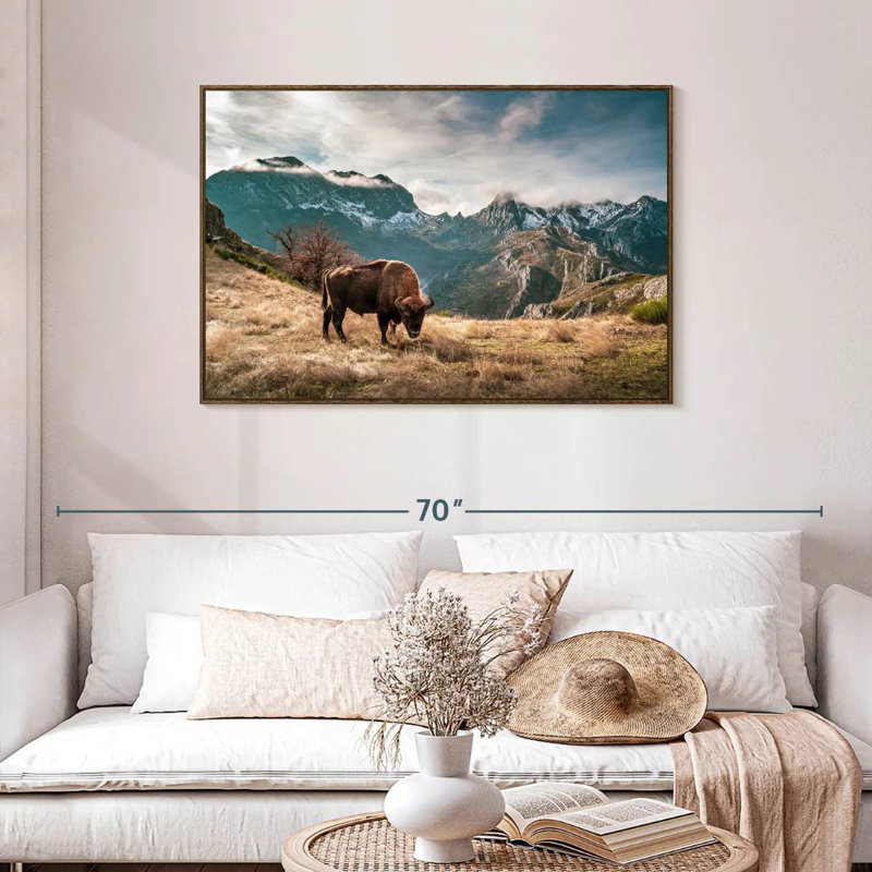 Paysage de montagne de bisons, Cadre flottant noyer, 43 po x 29 po