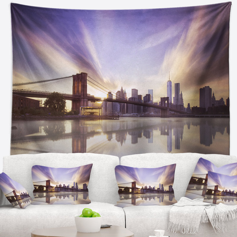 Tapisserie paysage urbain mauve sur le pont de Brooklyn, H 78 po x l 92 po
