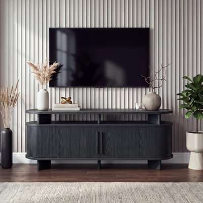 Meuble télé moderne de style Mid-Century de 140 cm de large avec rangements et étagères pour téléviseurs jusqu'à 152 cm, centre multimédia avec prise électrique et portes coulissantes à tambour, console multimédia pour salon ou chambre, noir