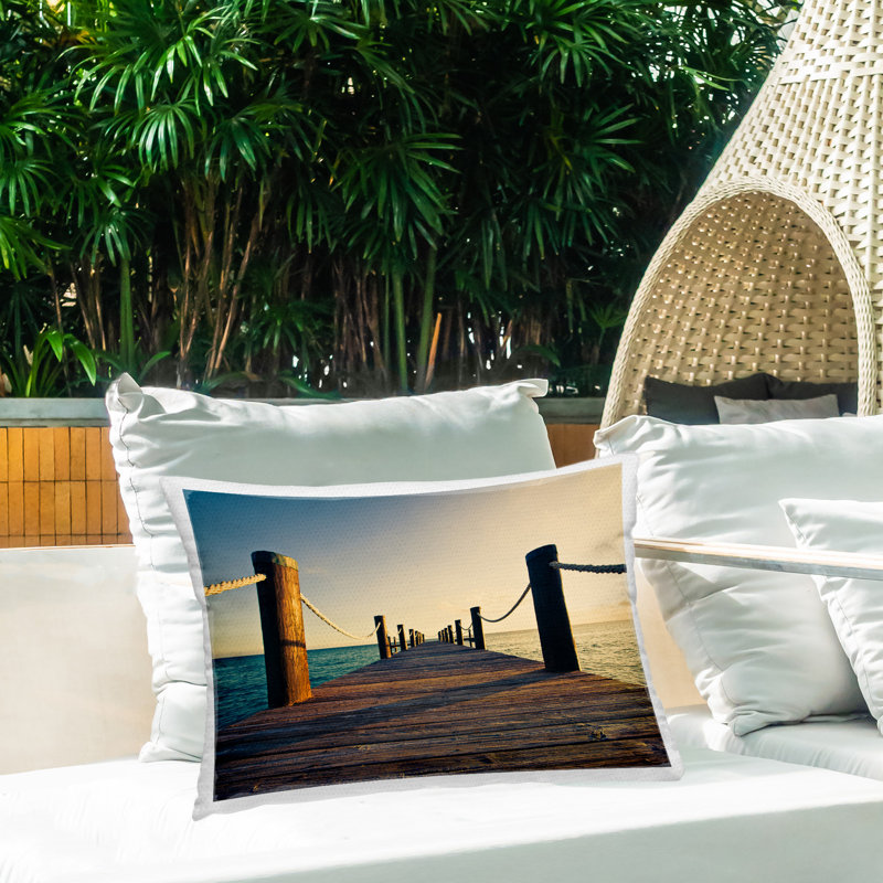 Coussin décoratif imprimé Summer Coastal Dock par Susan Bryant