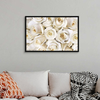 Reproduction de photo sur toile « Top View-roses blanches » par Lori Deiter