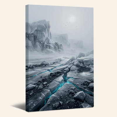 Tableau sur toile représentant de la glace craquelée d'un bleu lumineux près de glaciers brumeux