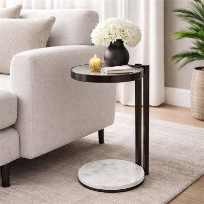 Table à boissons moderne avec plateau en verre, base en marbre et structure en métal pour un décor de salon élégant