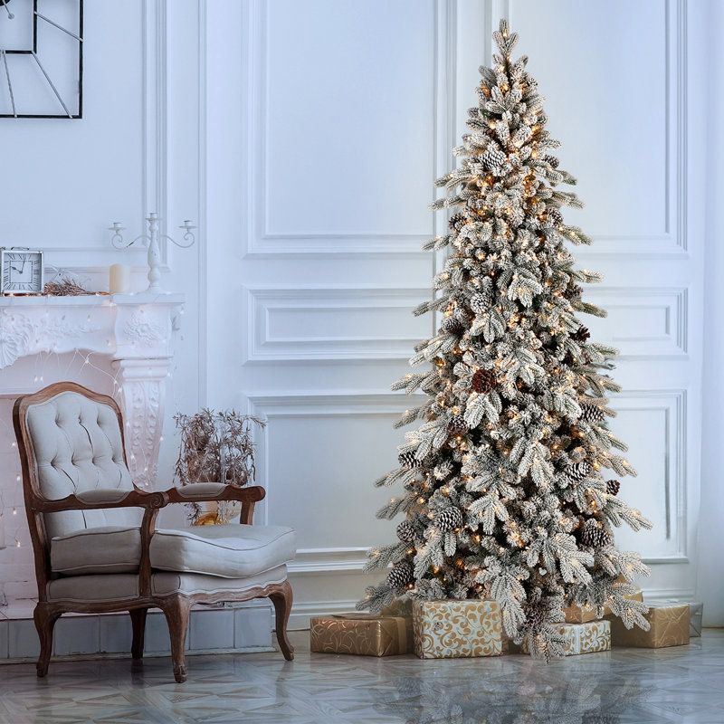 Arbre de Noël 6 pi en PE / PVC floqué avec 600 lumières DEL blanc chaud - 935 pointes, 31 pommes de pin naturelles, effet enneigé, branches articulées, base en métal
