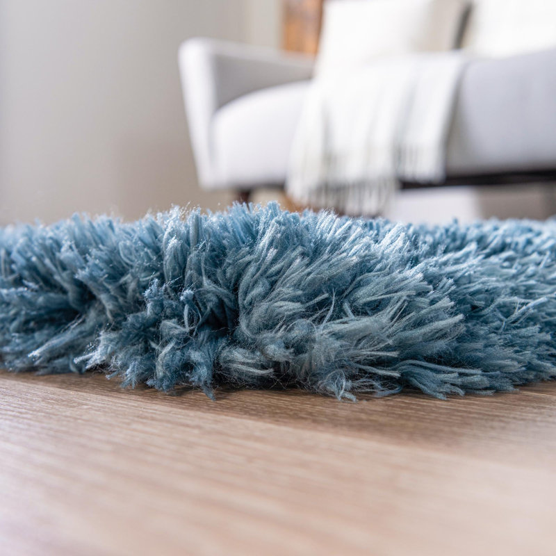 Tapis à poils longs en polyester de couleur unie bleu tissé à la machine Almodovar, Rond 4 pi