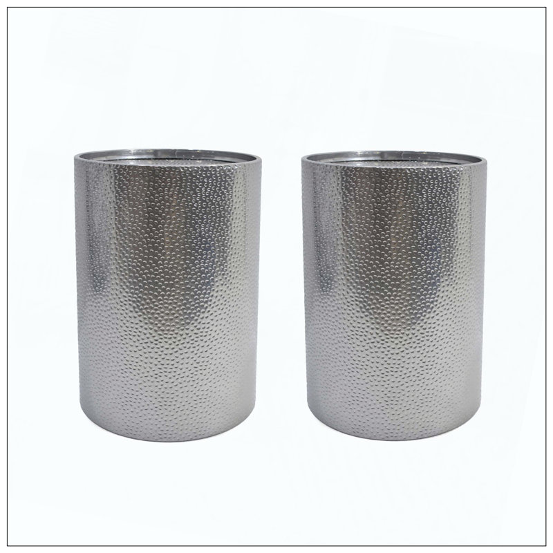 Table d'appoint en métal, à structure simpliste, de forme cylindrique épurée