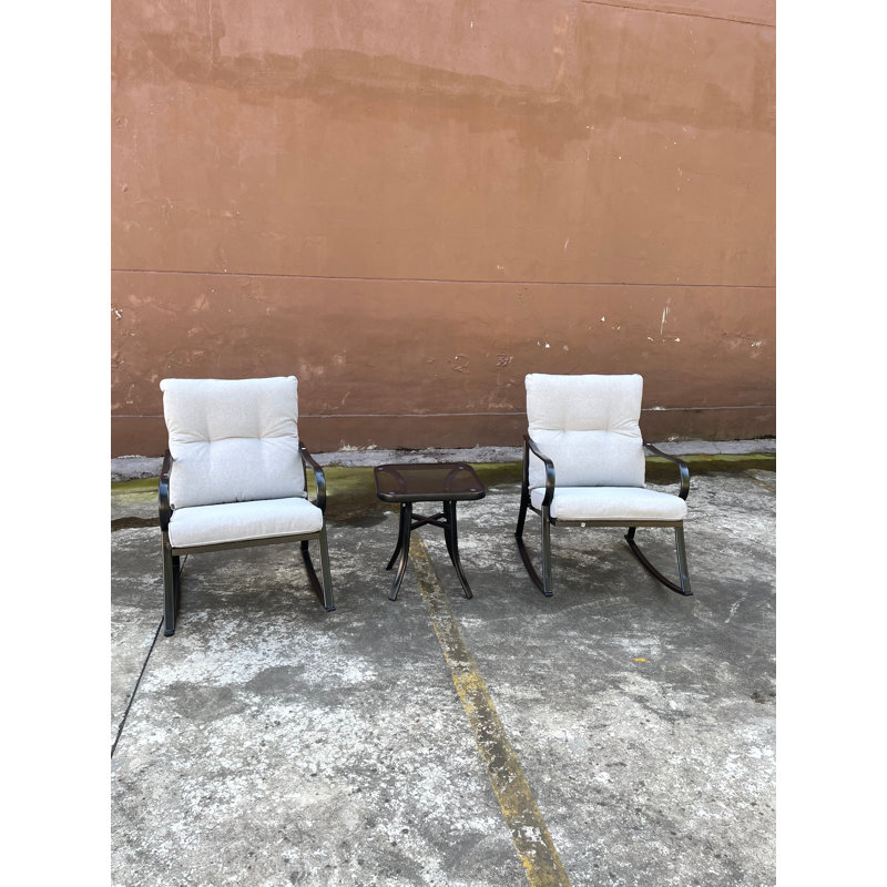 Fauteuil à bascule et chaise basse