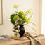 Fleurs artificielles avec vase