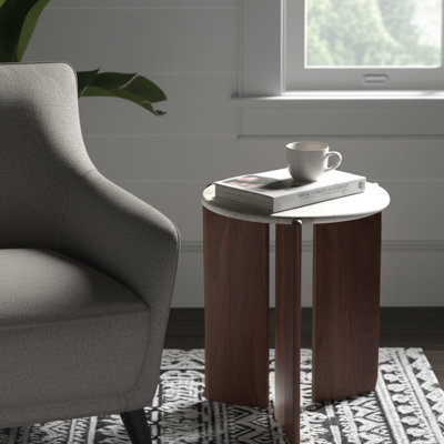 Table basse ronde moderne avec plateau en pierre et surface en marbre avec base en bois sculpturale et silhouette contemporaine pour la disposition de meubles de salon ou de détente
