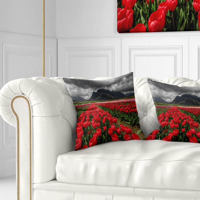 Rows of Bright Ruby Red Tulips - Coussin imprimé paysage, 16 po x 1 po, Coussin décoratif