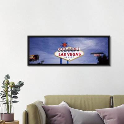 Faible angle de vue de bienvenue, Las Vegas, Nevada, États-Unis - reproduction de photo panoramique sur toile tendue