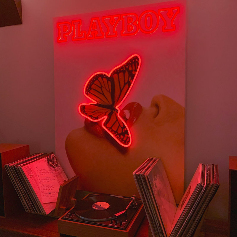 Art mural Playboy avec néon à DEL - Housse papillon, H 47,20 po x l 35,50 po