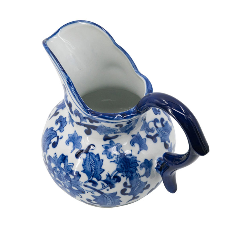 Vase en porcelaine bleu et blanc, 8,7 x 6,1 x 7,7 po