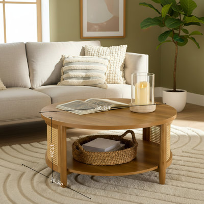 Table basse en osier avec une finition de couleur miel clair