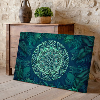 Toile, motif complexe de mandala vibrant dans différentes nuances d'art mural vert centré sur toile de fond tropicale