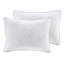 Édredon pour très grand lit blanc avec matelassage bleu en coquille pour une literie de luxe dans une chambre à coucher