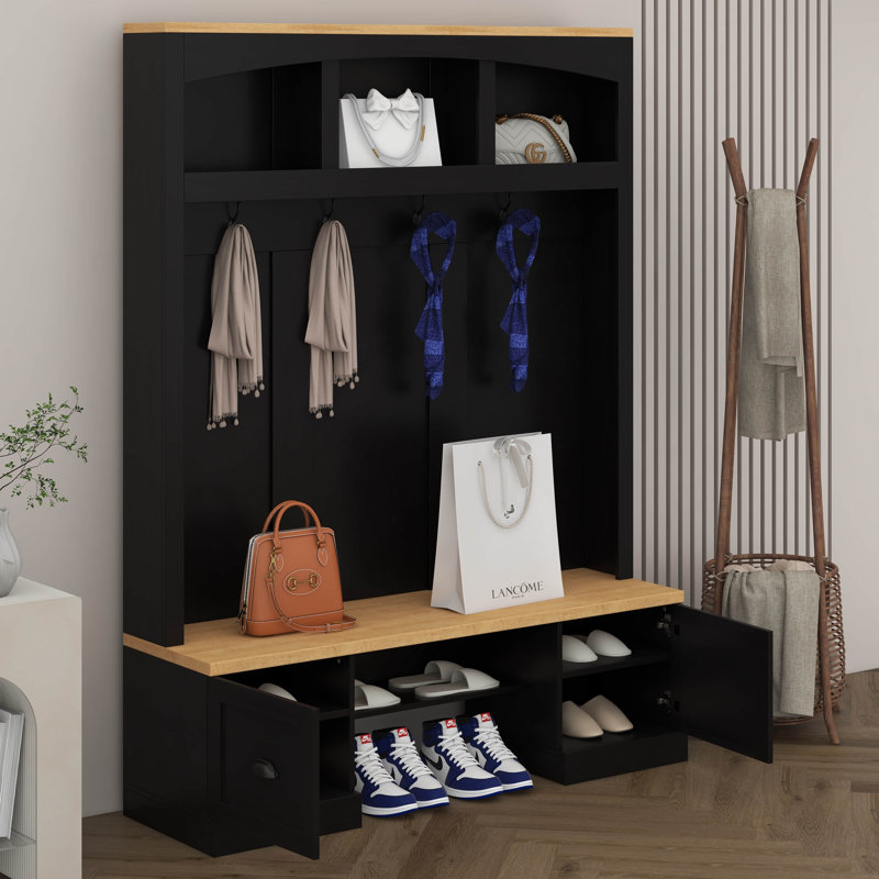 Arbre d'entrée avec banc et plateau en grain de bois, arbre d'entrée 4 en 1 avec crochets noirs et poignées coquille, portemanteau en bois avec tablettes réglables