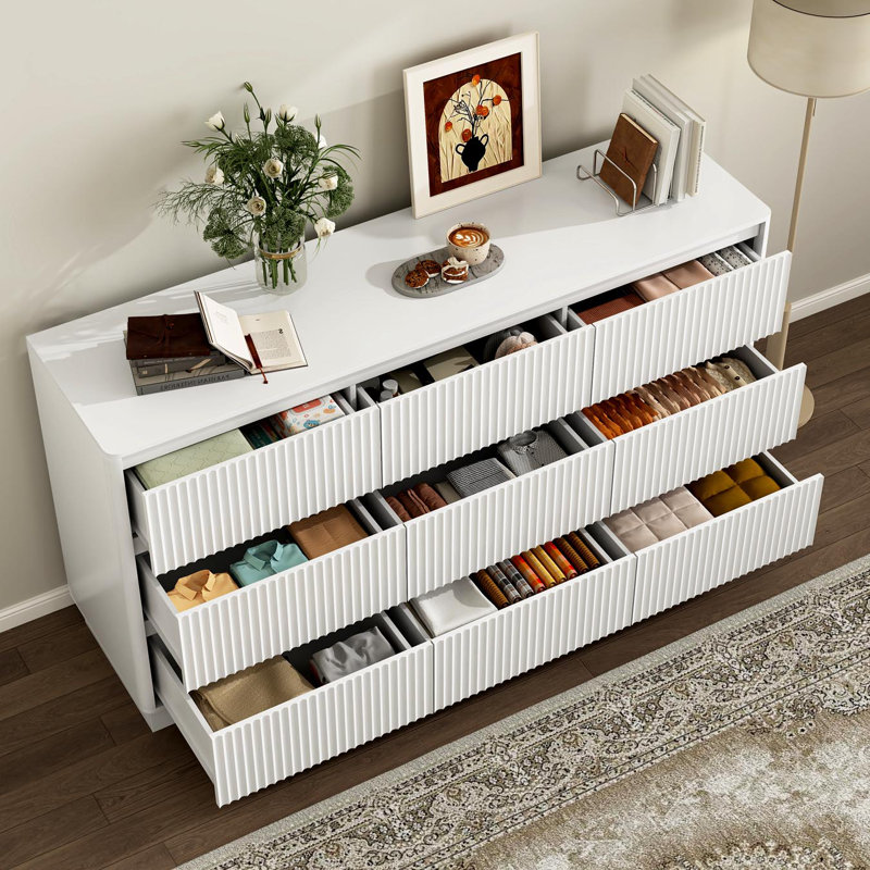 Commode 9 tiroirs pour chambre à coucher avec grands tiroirs, commode en bois de 63 po de largeur, grande commode de plancher, long meuble télé moderne, table d'appoint avec rangement Mid-Century, blanc