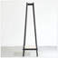 Portemanteau en bois de chêne massif avec cintres et tablettes en rotin, durable et polyvalent pour un rangement organisé