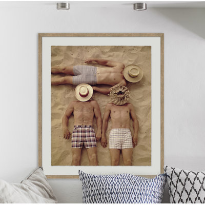 «Covered faces» par Getty Images - reproduction de photo encadrée