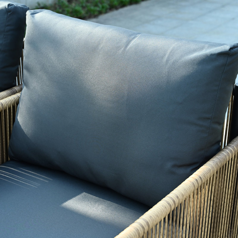 Patio moderne avec coussins gris Agness