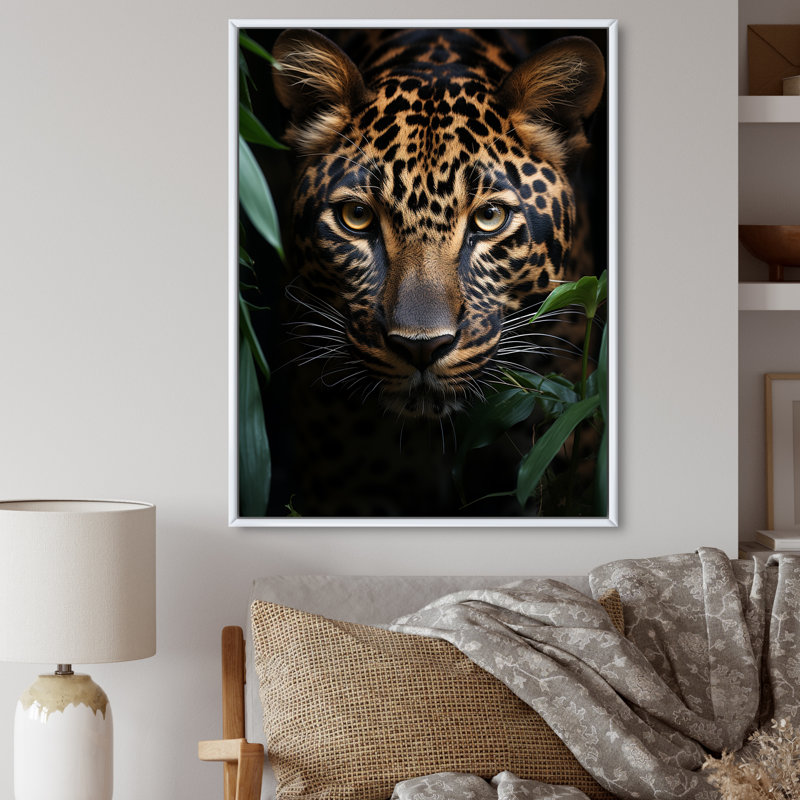 «Leopard Silent Stalk I», art sur toile léopard, H 32 po x l 24 po x P 1 po, Cadre flottant blanc