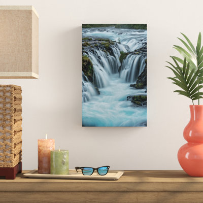 « cascade d’eau bleue », photographie sur toile tendue