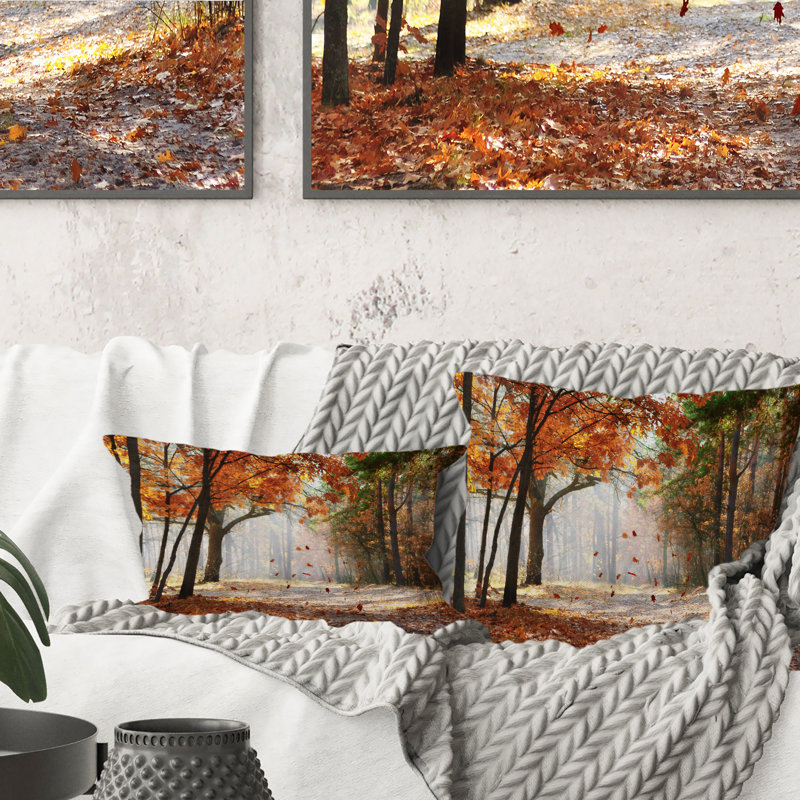 Arbres rouges d'automne dans l'après-midi - Coussin décoratif imprimé traditionnel, 18 po x 18 po