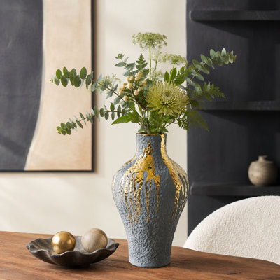 Vase en céramique de 9,1 x 9,1 x 16,3 cm, de forme bulbeuse et sculpturale texturée, avec un col conique, idéal pour la décoration intérieure.