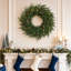 Couronne de Noël artificielle 24 po avec 20 lumières DEL, verdure de cyprès et pommes de pin pour porte d'entrée, manteau de cheminée et décoration des Fêtes 24 po