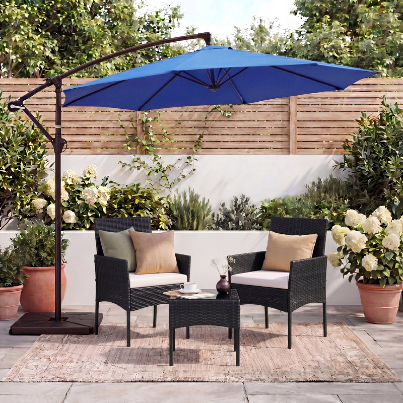 Ensemble de conversation de patio en osier 3 pièces avec parasol en porte-à-faux, Rouge vif, Noir
