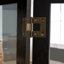 Vitrine avec portes en verre trempé, vitrine éclairée avec panneau arrière en miroir et tablettes réglables