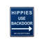 Drôle de hippies rétro utilisant une porte en métal avec porte en métal